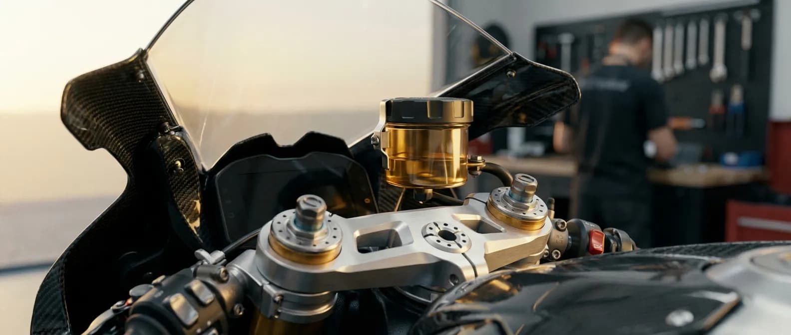 Vue cinématique en gros plan du réservoir de liquide de frein sur le guidon d'une moto sportive haut de gamme.