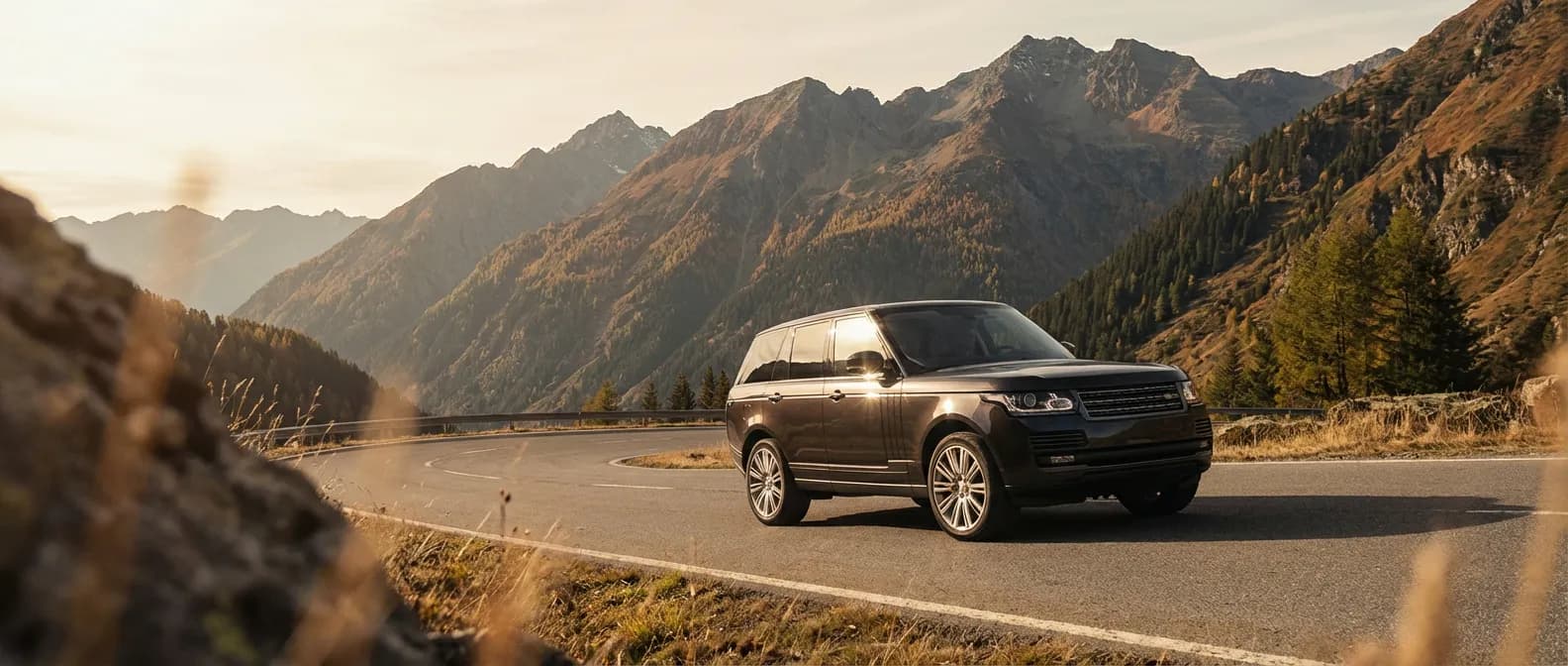 Un véhicule équipé de pneus Kleber sur une route de montagne au coucher du soleil