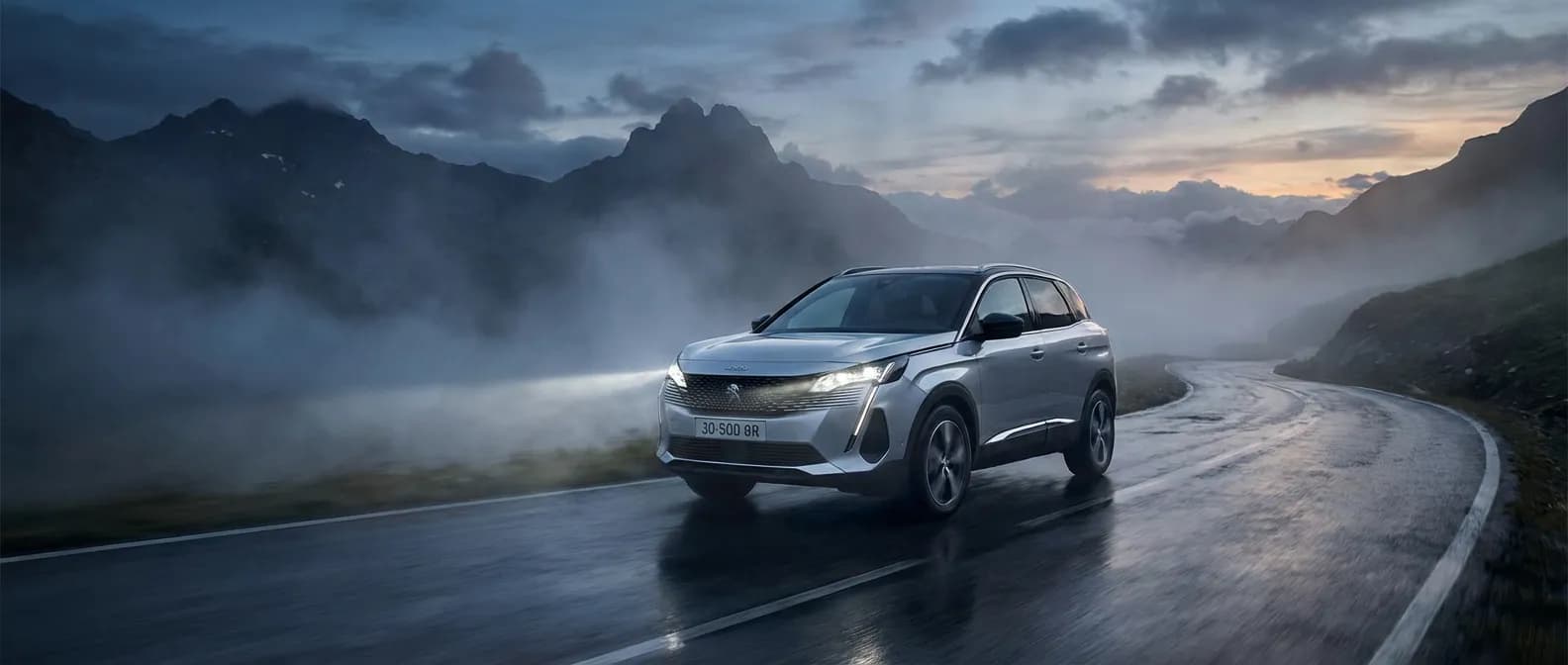 Vue cinématique d'une Peugeot moderne circulant dans le brouillard, illustrant le code défaut P1434.